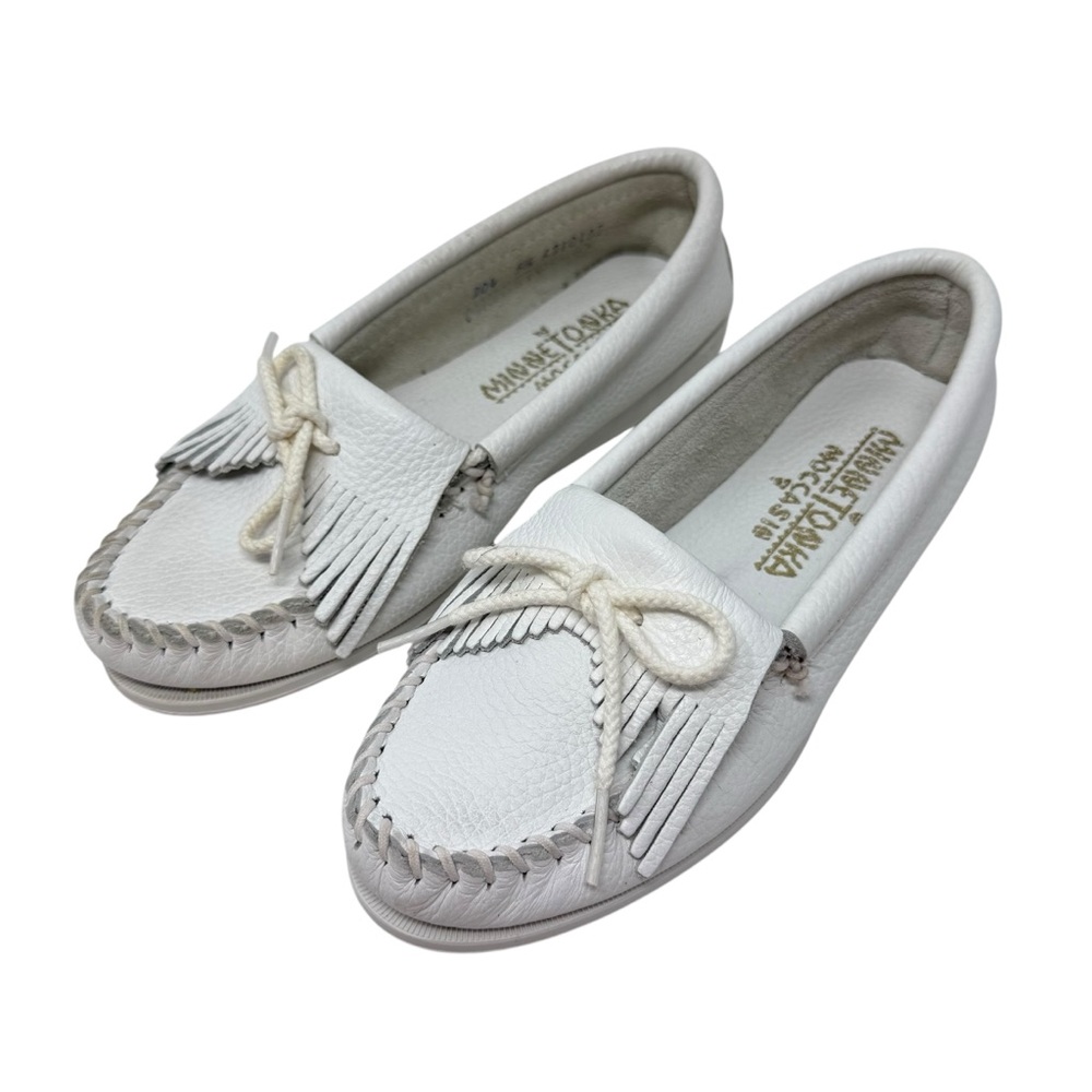 MinneTonka Women’s Size 5.5 moccasins White leather slip on shoes
